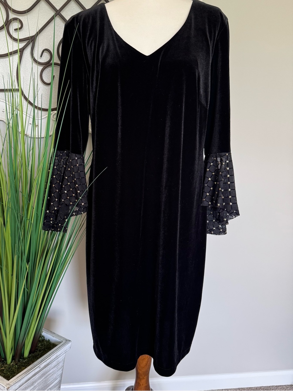 CONNECTED APPAREL Size 16 Velvet Bell Sleeve Evening Dress